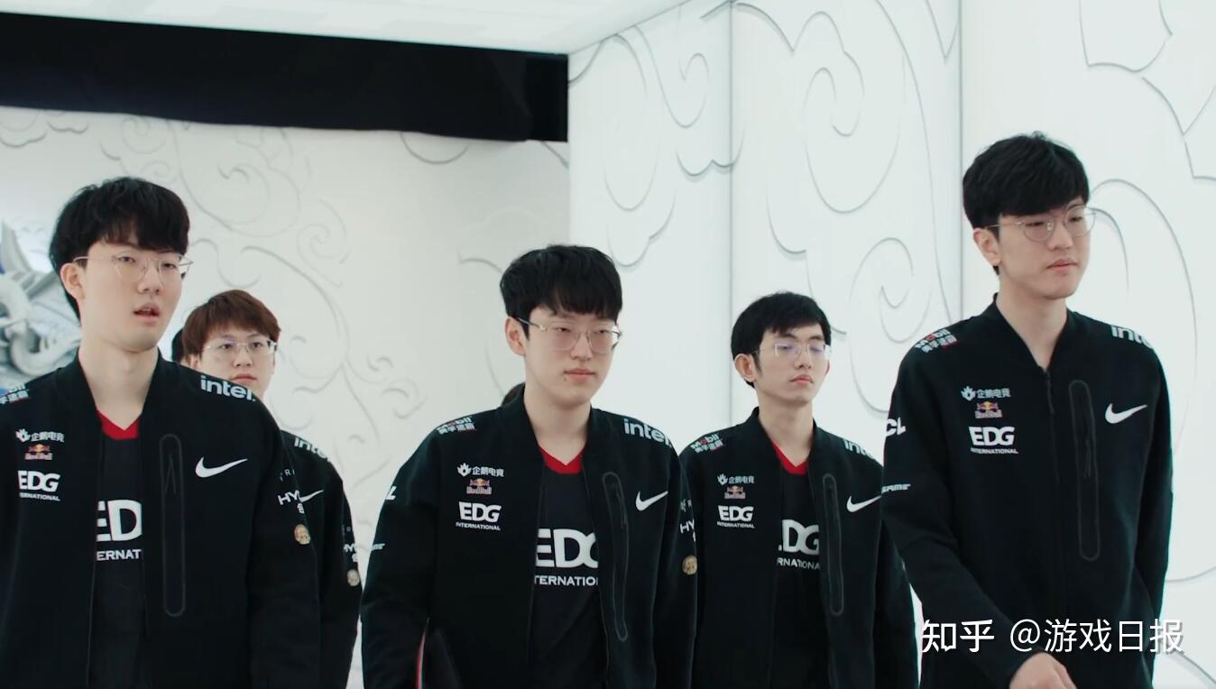 双方中场的 双方中场的