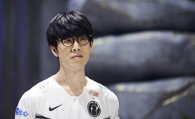 双方中场的 双方中场的